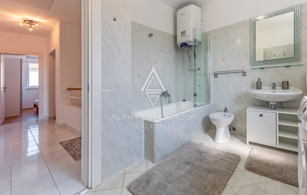 Medulin - Večstanovanjska rezidenca z bazenom in prenovljenimi apartmaji
