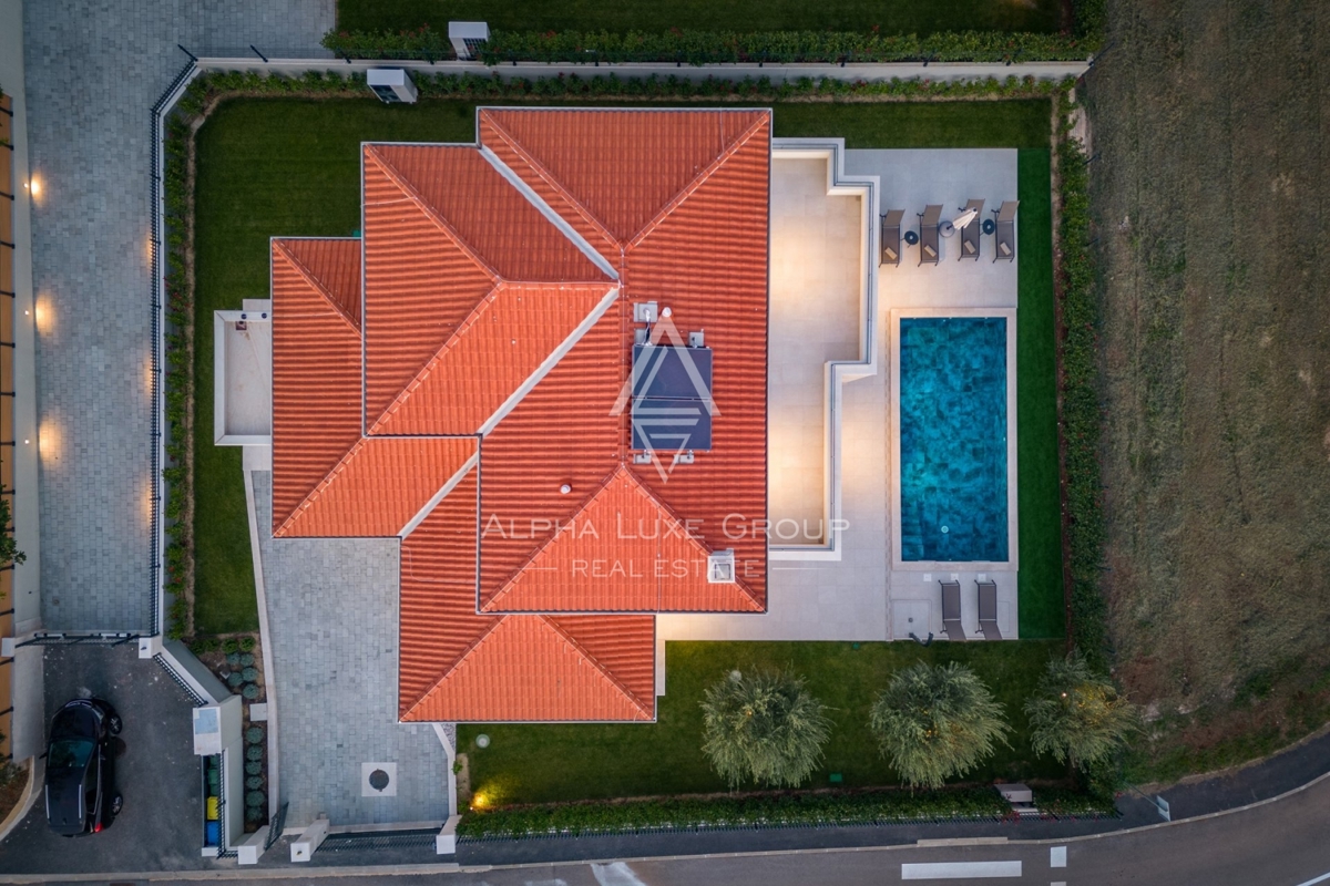 Ekskluzivno pri ALPHA LUXE GROUP - Poreč, Istra: Razkošna vila s čudovitim razgledom na morje in mesto