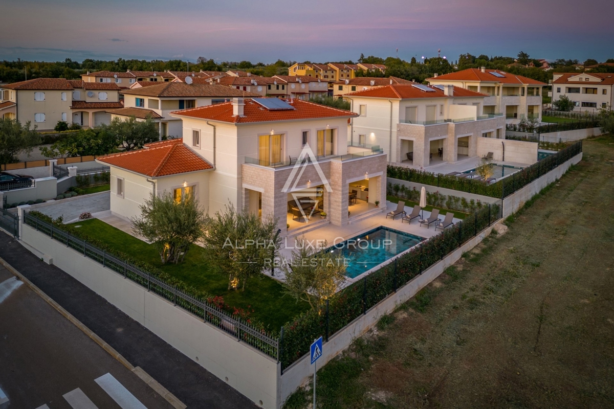 Ekskluzivno pri ALPHA LUXE GROUP - Poreč, Istra: Razkošna vila s čudovitim razgledom na morje in mesto