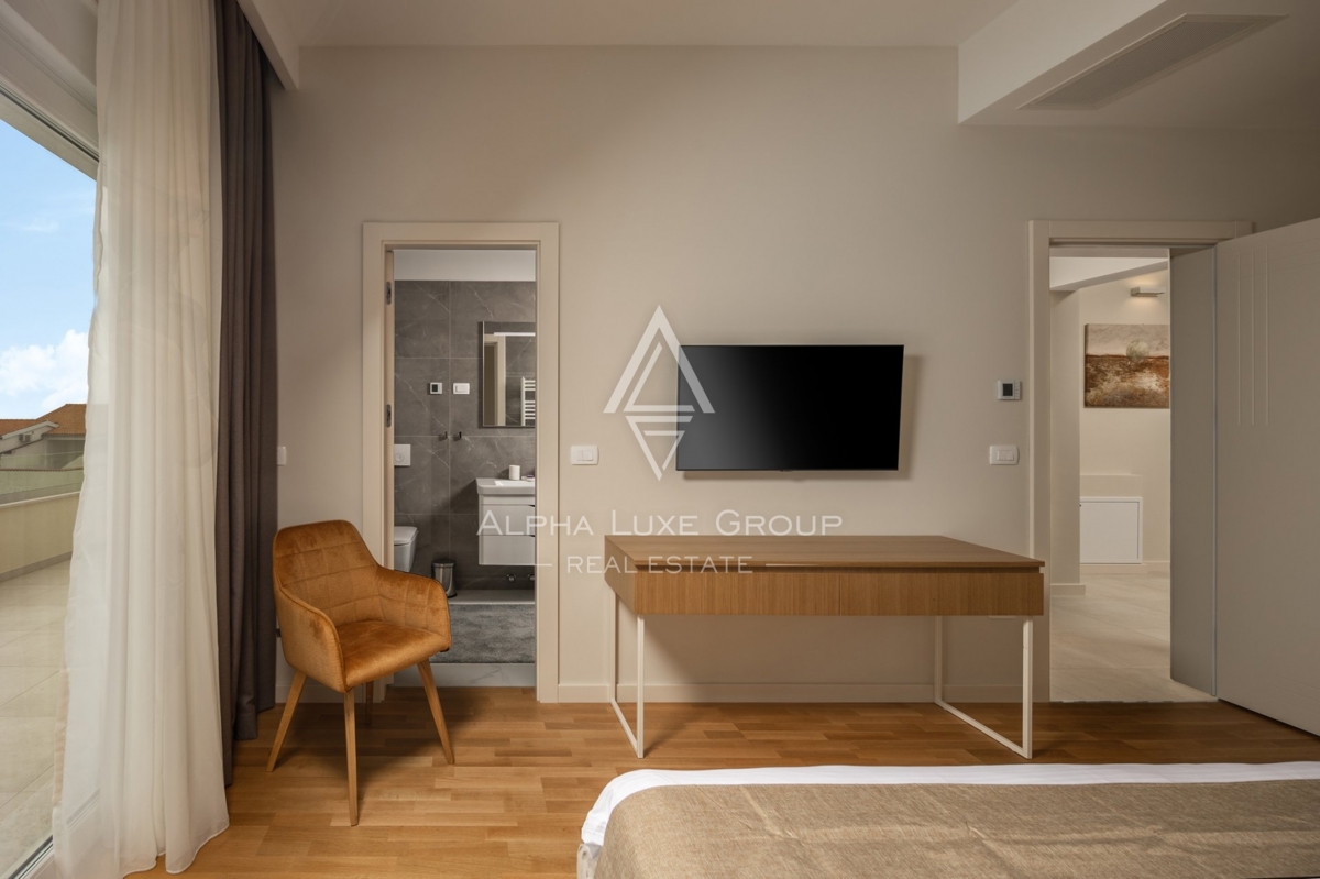 Ekskluzivno pri ALPHA LUXE GROUP - Poreč, Istra: Razkošna vila s čudovitim razgledom na morje in mesto