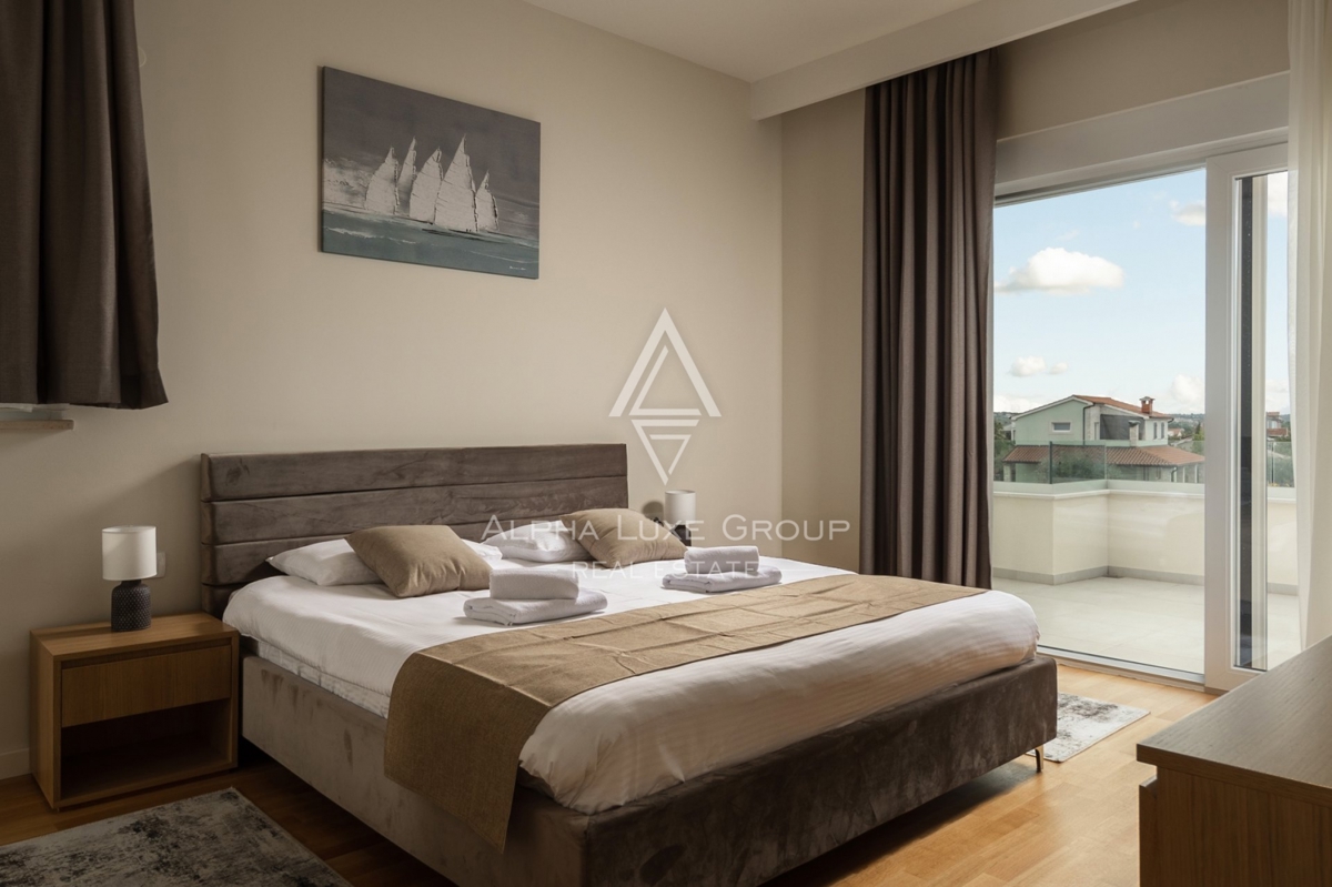 Ekskluzivno pri ALPHA LUXE GROUP - Poreč, Istra: Razkošna vila s čudovitim razgledom na morje in mesto