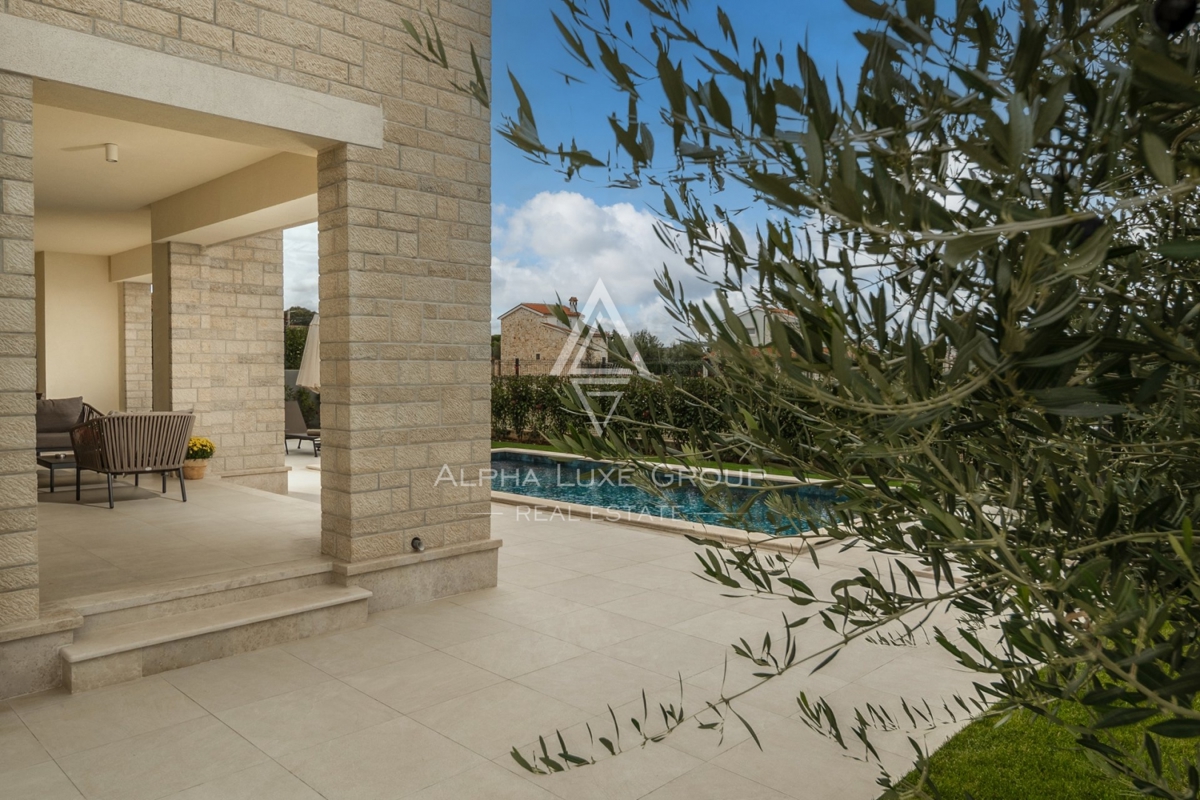 Ekskluzivno pri ALPHA LUXE GROUP - Poreč, Istra: Razkošna vila s čudovitim razgledom na morje in mesto
