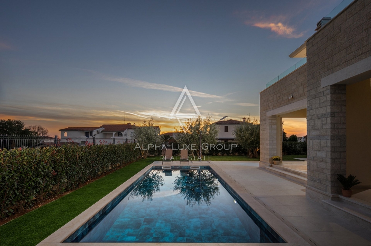 Ekskluzivno pri ALPHA LUXE GROUP - Poreč, Istra: Razkošna vila s čudovitim razgledom na morje in mesto
