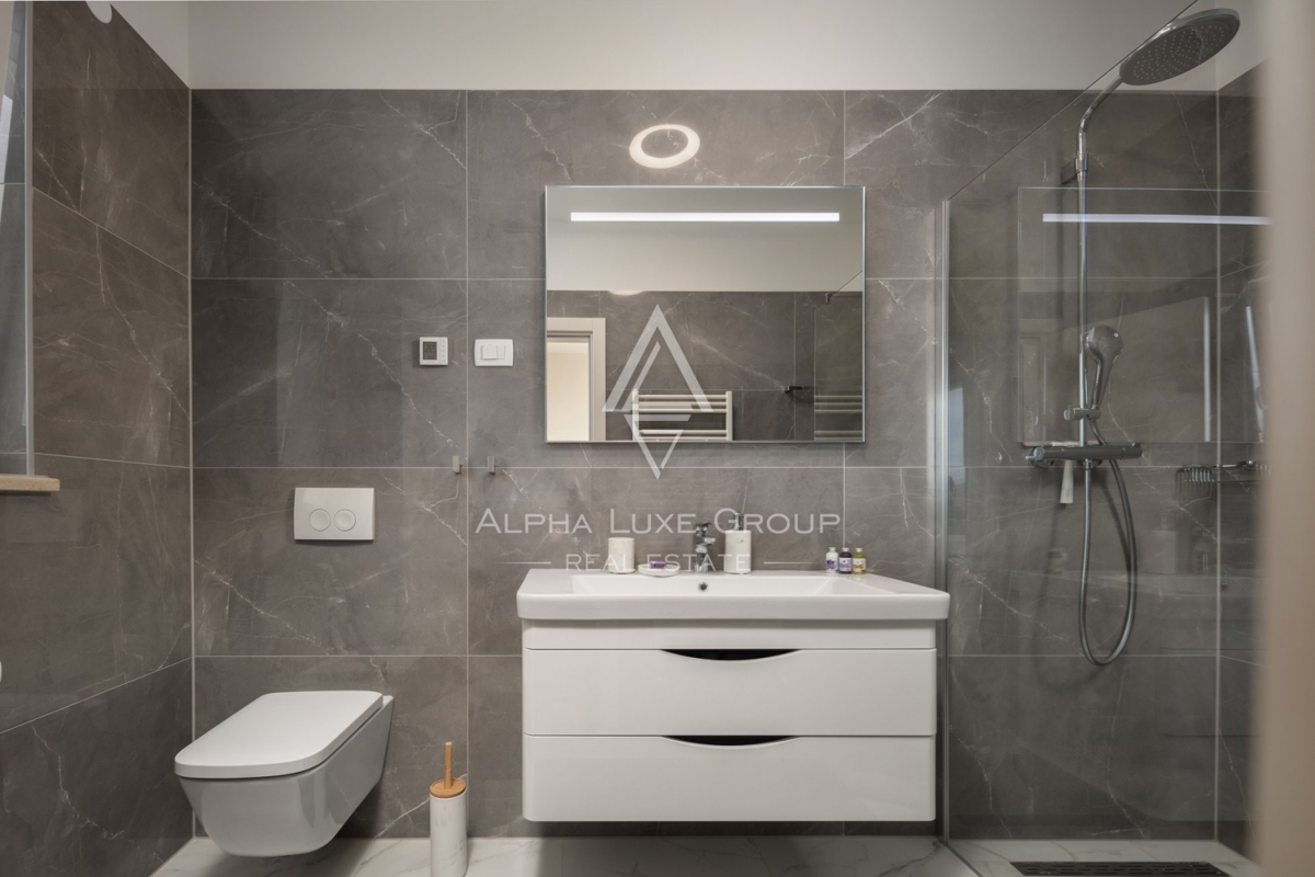 Ekskluzivno pri ALPHA LUXE GROUP - Poreč, Istra: Razkošna vila s čudovitim razgledom na morje in mesto