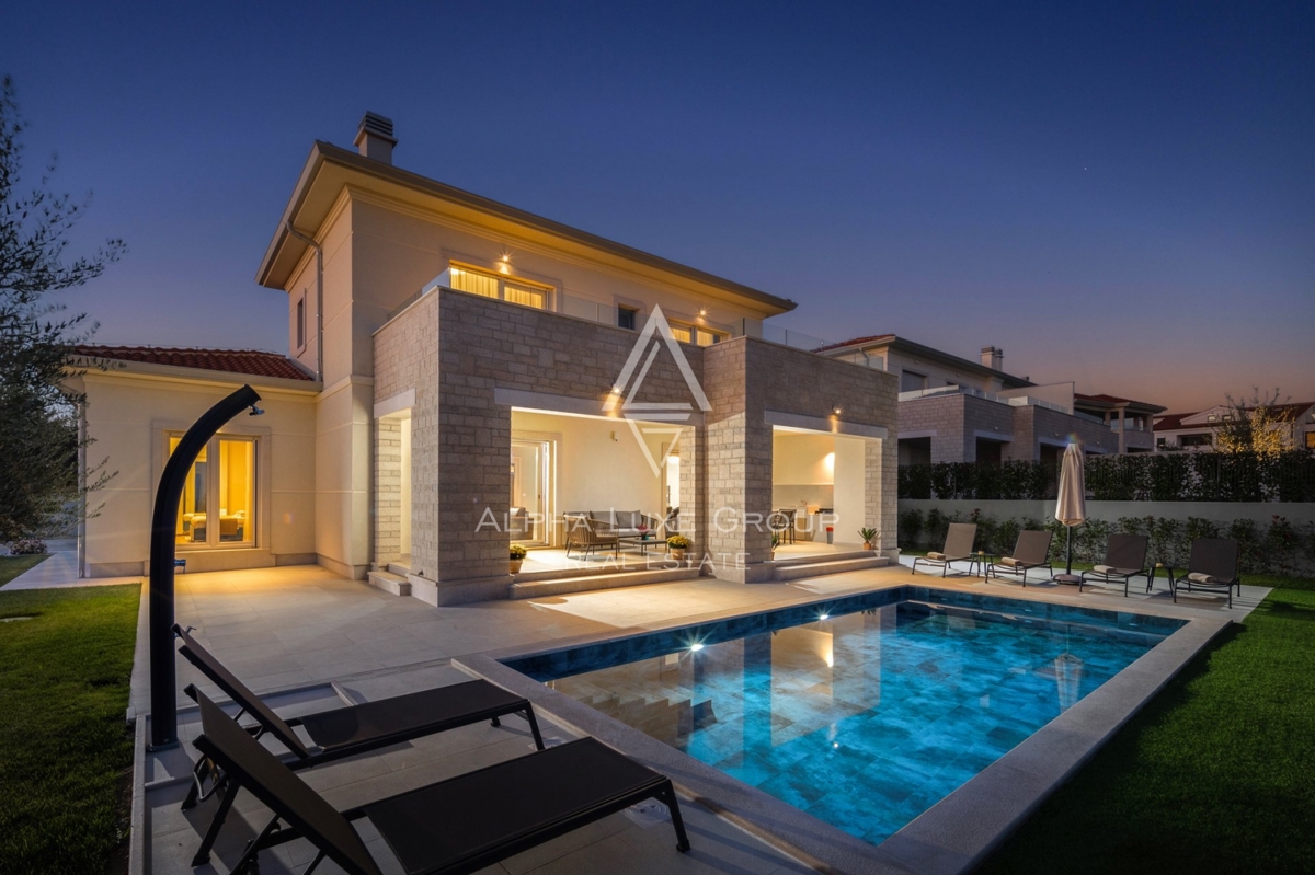 Ekskluzivno pri ALPHA LUXE GROUP - Poreč, Istra: Razkošna vila s čudovitim razgledom na morje in mesto
