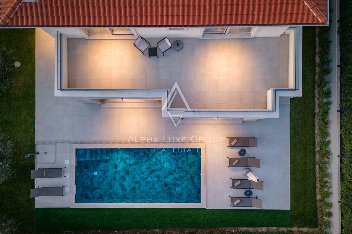 Ekskluzivno pri ALPHA LUXE GROUP - Poreč, Istra: Razkošna vila s čudovitim razgledom na morje in mesto