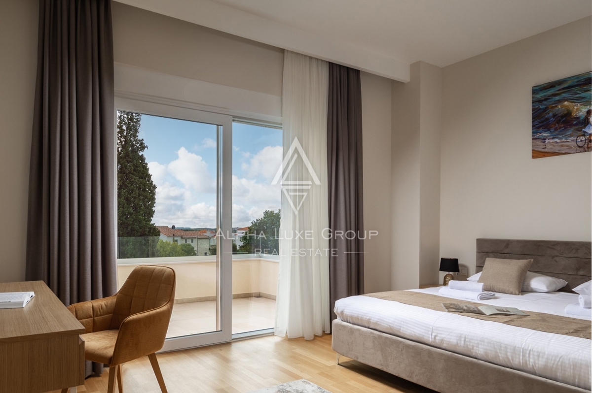 Ekskluzivno pri ALPHA LUXE GROUP - Poreč, Istra: Razkošna vila s čudovitim razgledom na morje in mesto