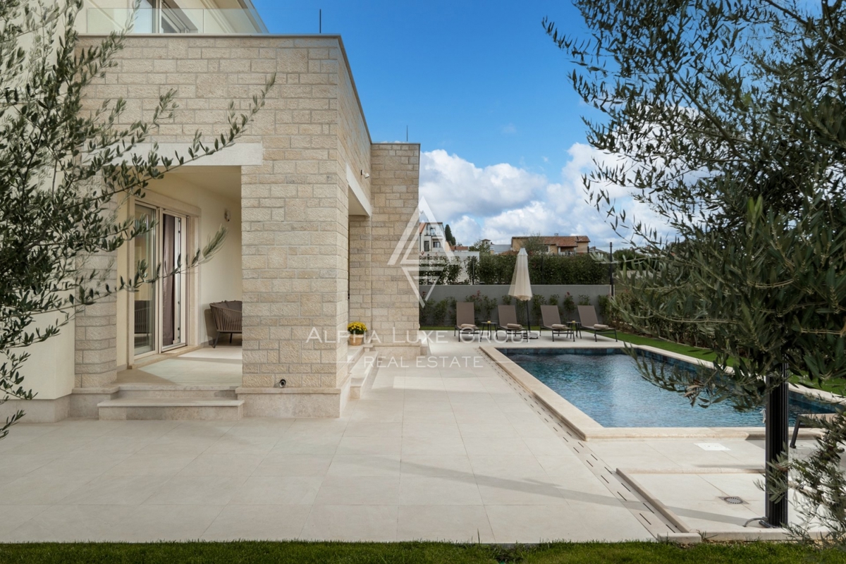 Ekskluzivno pri ALPHA LUXE GROUP - Poreč, Istra: Razkošna vila s čudovitim razgledom na morje in mesto
