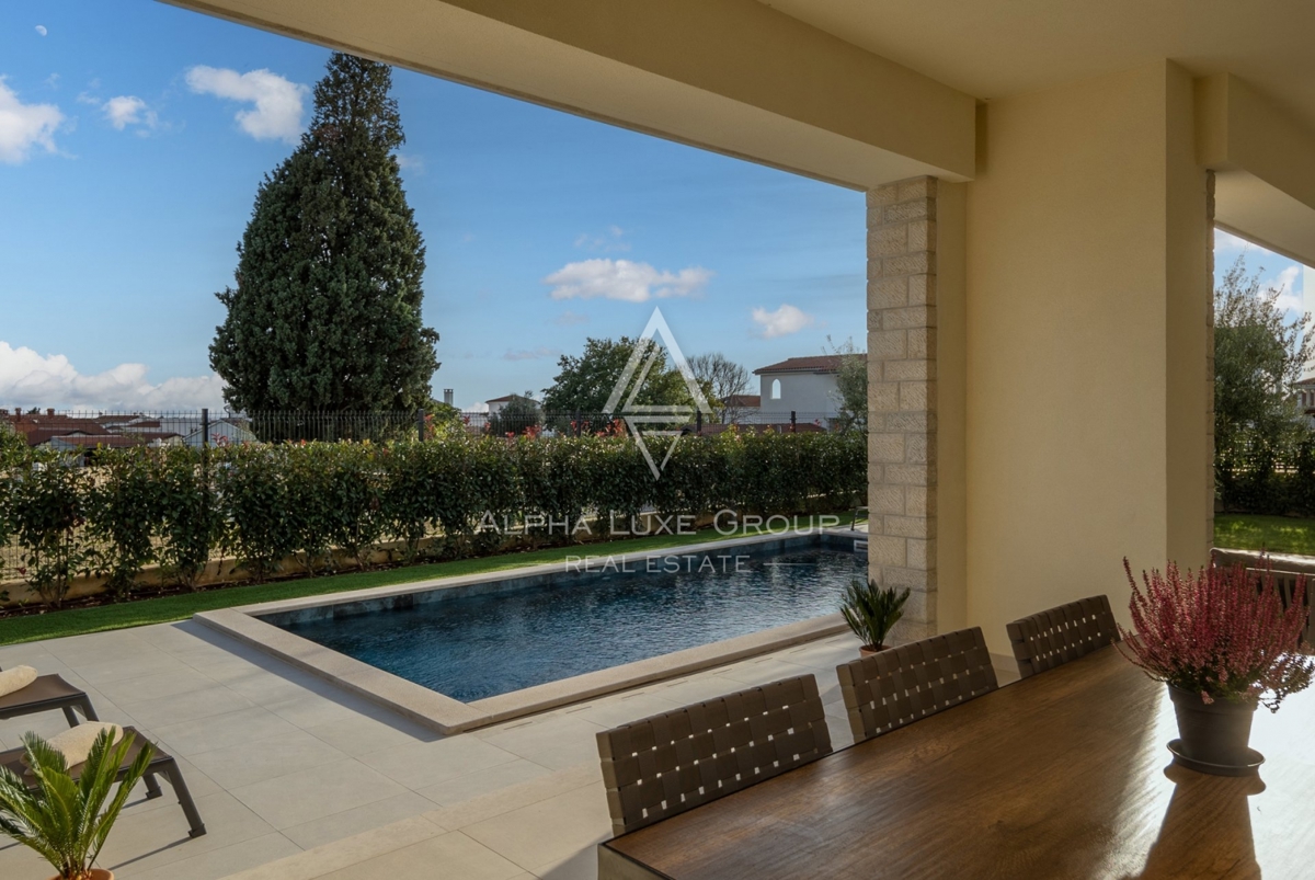 Ekskluzivno pri ALPHA LUXE GROUP - Poreč, Istra: Razkošna vila s čudovitim razgledom na morje in mesto