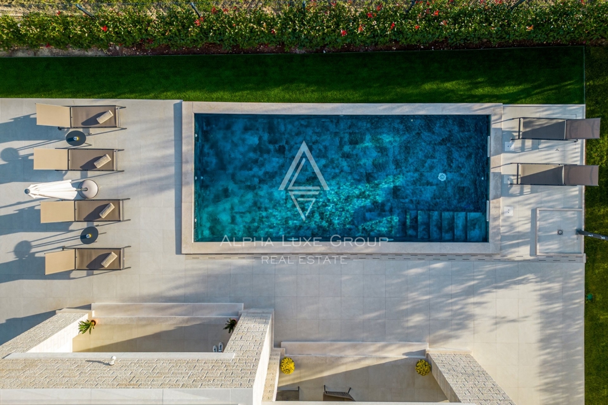 Ekskluzivno pri ALPHA LUXE GROUP - Poreč, Istra: Razkošna vila s čudovitim razgledom na morje in mesto