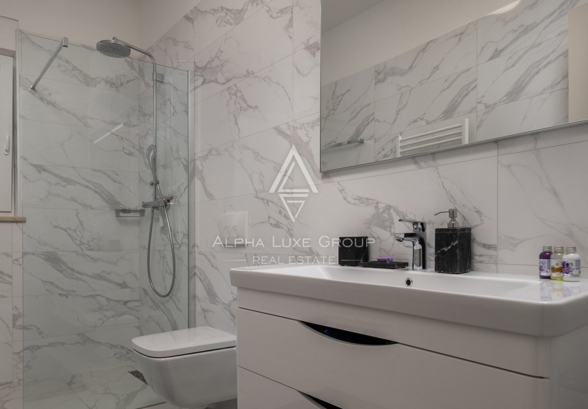 Ekskluzivno pri ALPHA LUXE GROUP - Poreč, Istra: Razkošna vila s čudovitim razgledom na morje in mesto