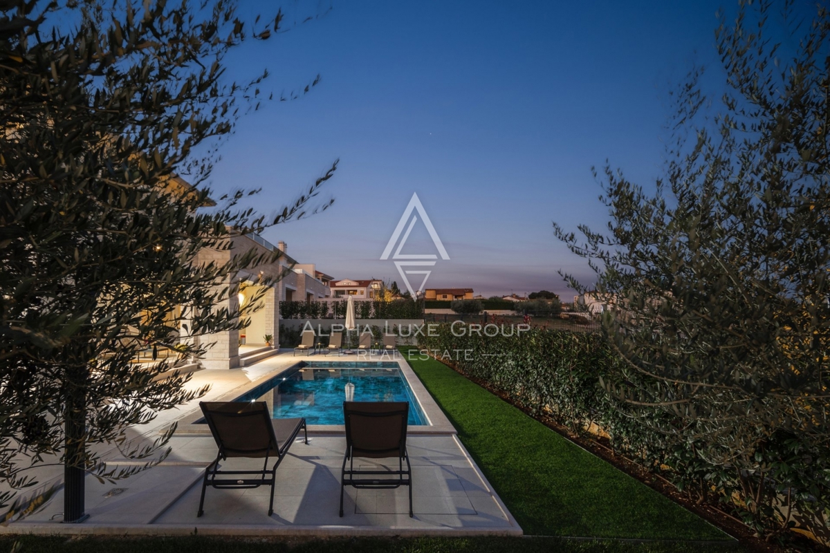 Ekskluzivno pri ALPHA LUXE GROUP - Poreč, Istra: Razkošna vila s čudovitim razgledom na morje in mesto