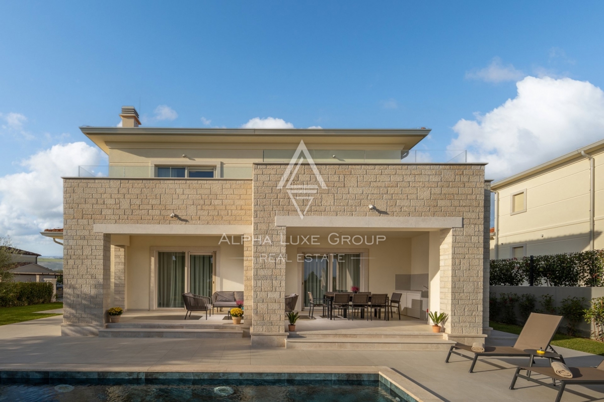 Ekskluzivno pri ALPHA LUXE GROUP - Poreč, Istra: Razkošna vila s čudovitim razgledom na morje in mesto