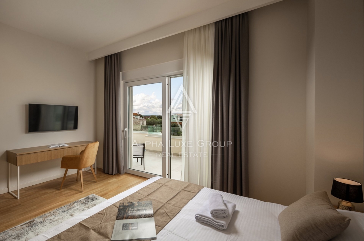 Ekskluzivno pri ALPHA LUXE GROUP - Poreč, Istra: Razkošna vila s čudovitim razgledom na morje in mesto