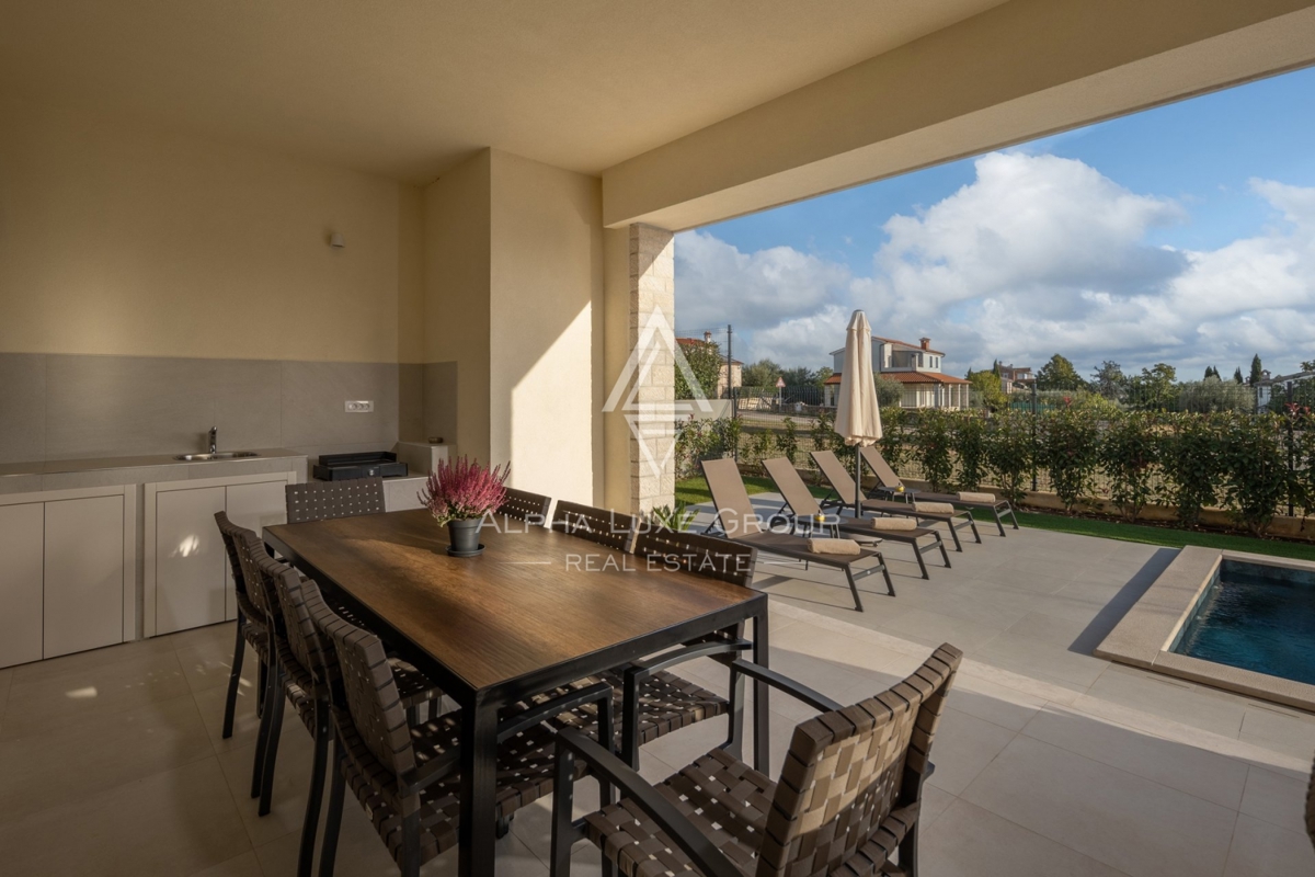 Ekskluzivno pri ALPHA LUXE GROUP - Poreč, Istra: Razkošna vila s čudovitim razgledom na morje in mesto