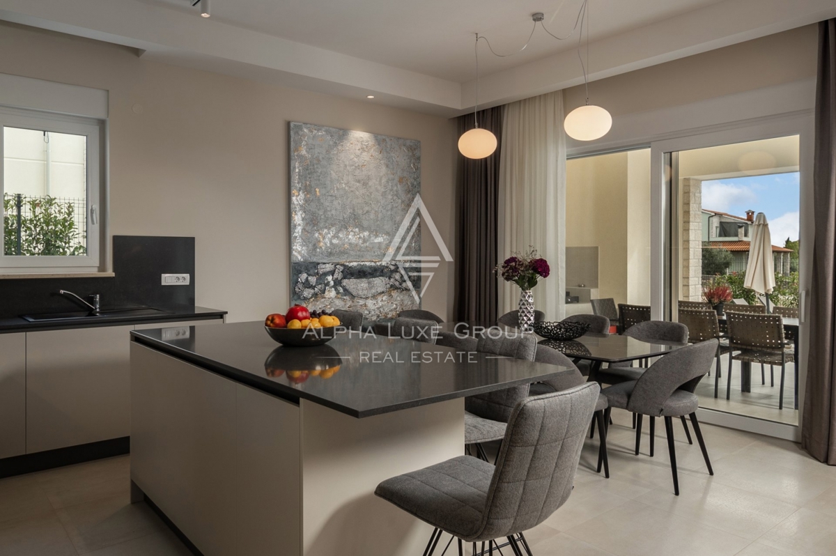 Ekskluzivno pri ALPHA LUXE GROUP - Poreč, Istra: Razkošna vila s čudovitim razgledom na morje in mesto