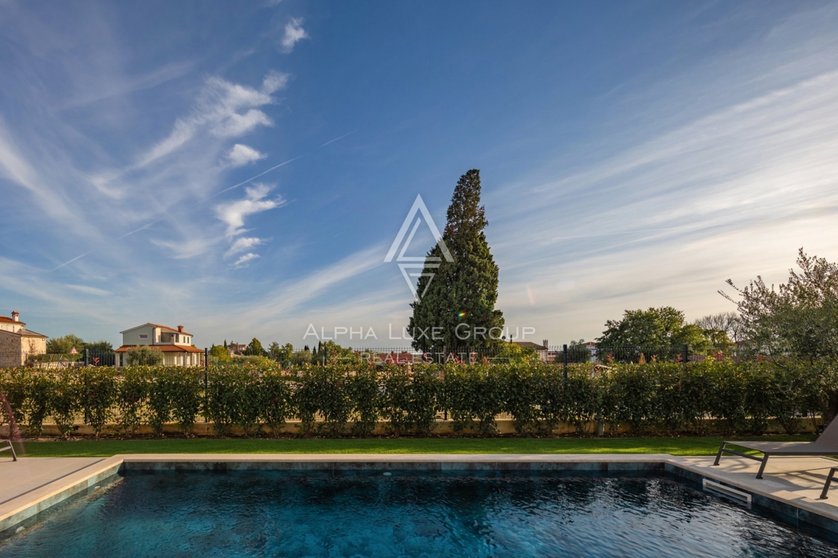 Ekskluzivno pri ALPHA LUXE GROUP - Poreč, Istra: Razkošna vila s čudovitim razgledom na morje in mesto