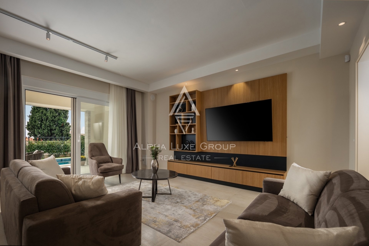 Ekskluzivno pri ALPHA LUXE GROUP - Poreč, Istra: Razkošna vila s čudovitim razgledom na morje in mesto