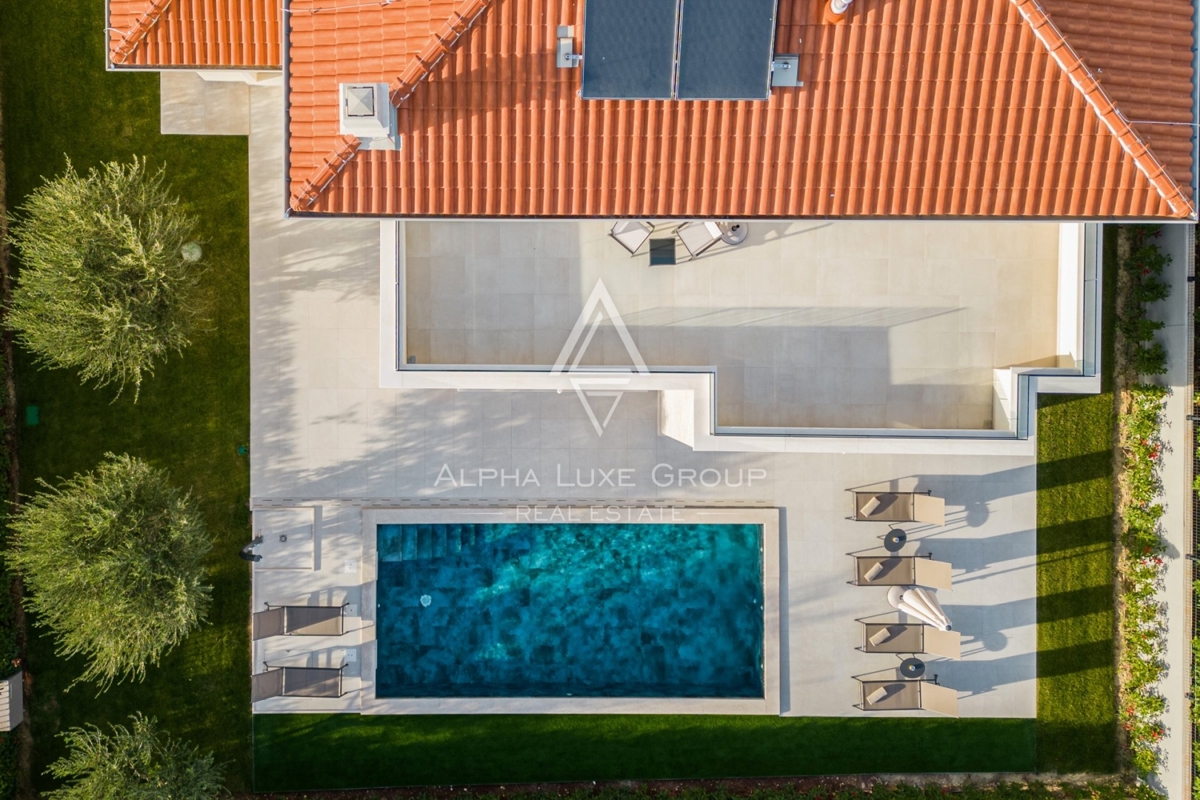Ekskluzivno pri ALPHA LUXE GROUP - Poreč, Istra: Razkošna vila s čudovitim razgledom na morje in mesto