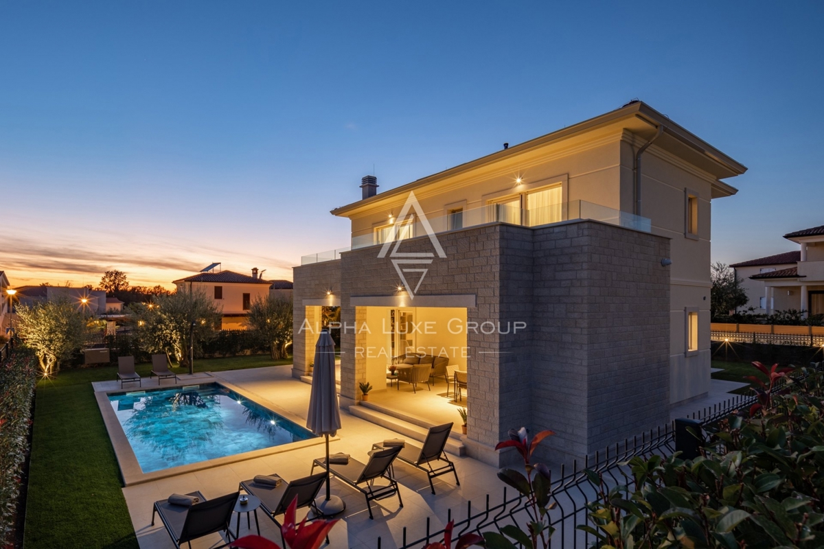 Ekskluzivno pri ALPHA LUXE GROUP - Poreč, Istra: Razkošna vila s čudovitim razgledom na morje in mesto