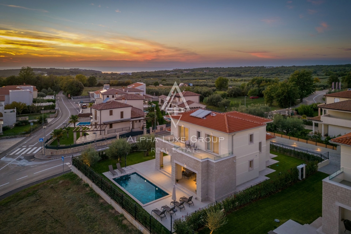 Ekskluzivno pri ALPHA LUXE GROUP - Poreč, Istra: Razkošna vila s čudovitim razgledom na morje in mesto