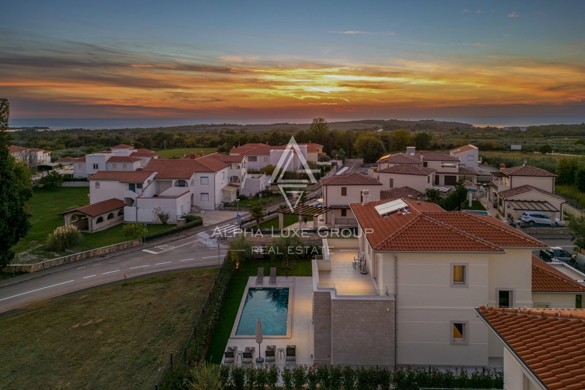 Ekskluzivno pri ALPHA LUXE GROUP - Poreč, Istra: Razkošna vila s čudovitim razgledom na morje in mesto