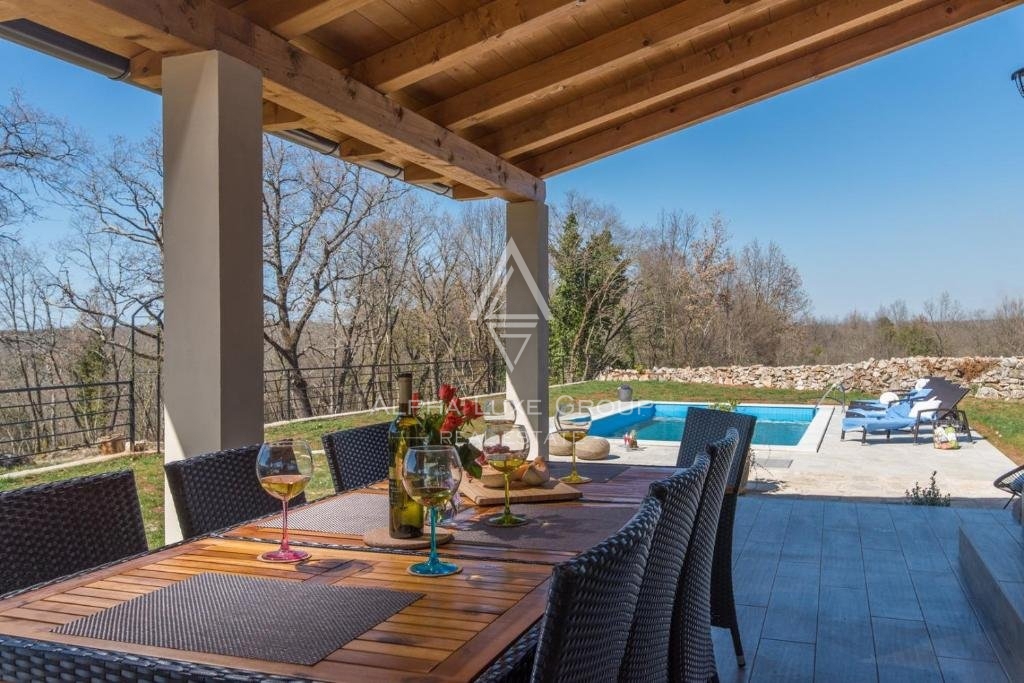 Istra, Lovreč: Avtentična kamnita vila z obsežnim zemljiščem