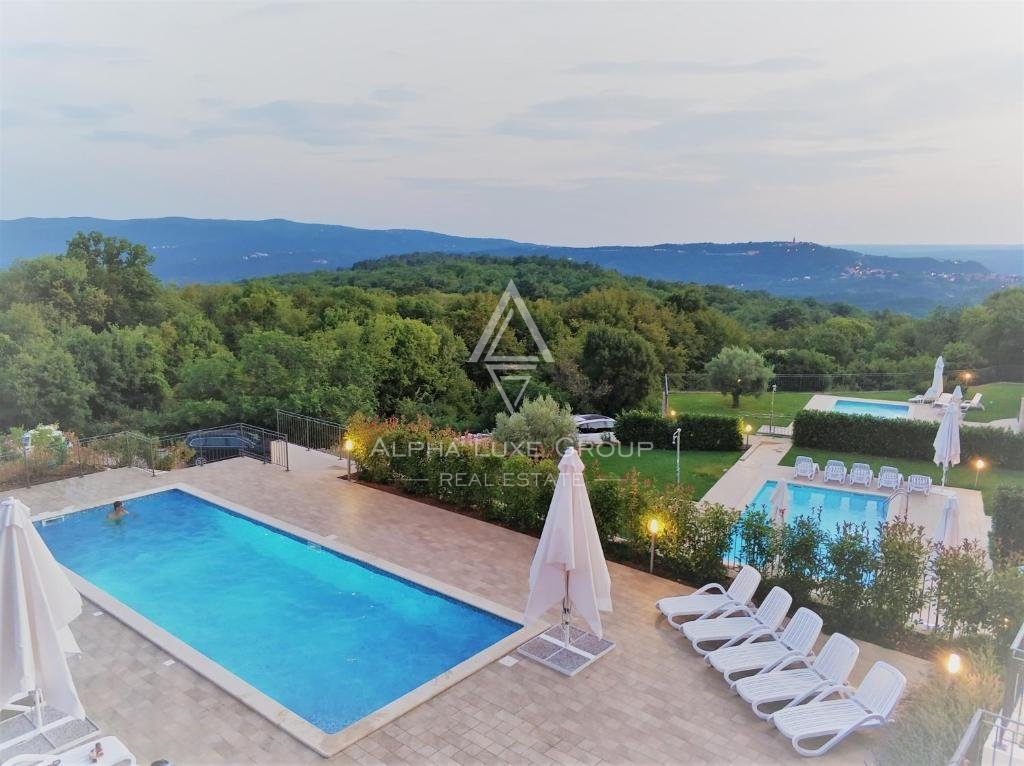 Istria, Rabac: slikovita hiša s pogledom na staro mesto