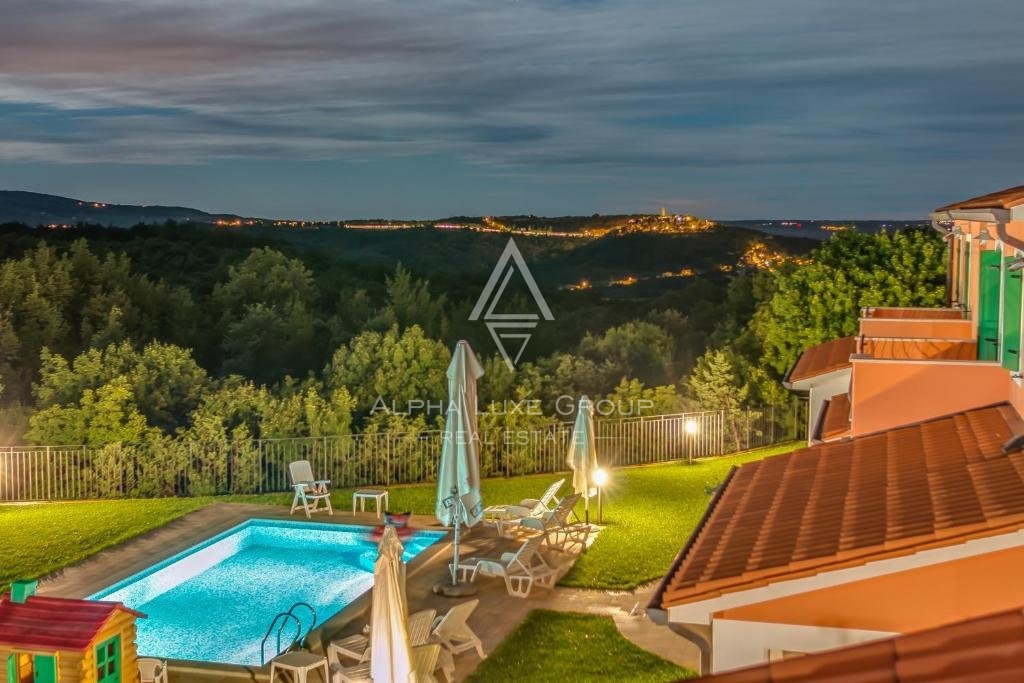 Istria, Rabac: slikovita hiša s pogledom na staro mesto