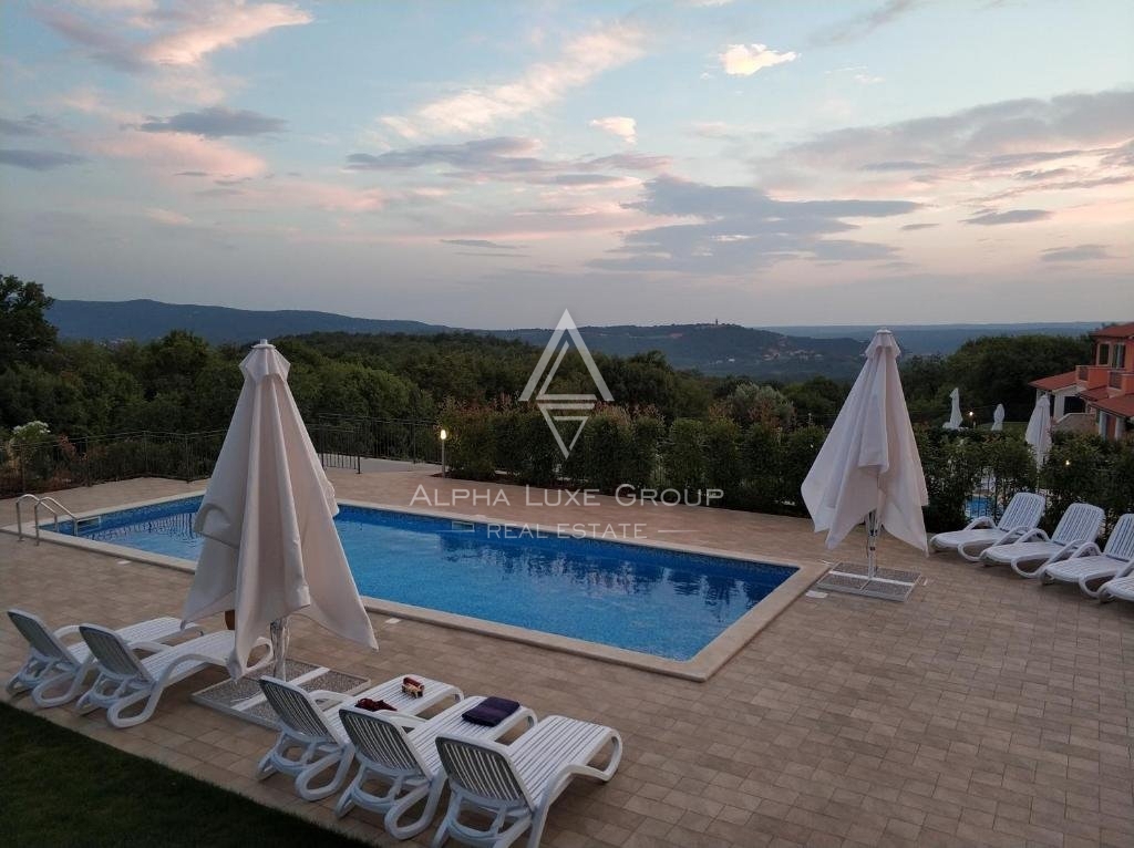 Istria, Rabac: slikovita hiša s pogledom na staro mesto