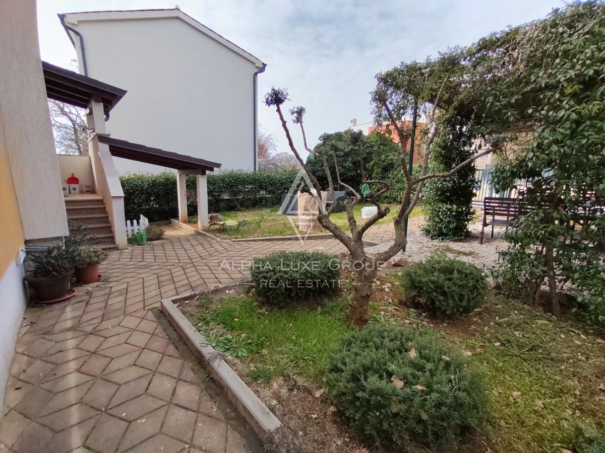 Poreč - Eleganten samostojen dom z dvema stanovanjema