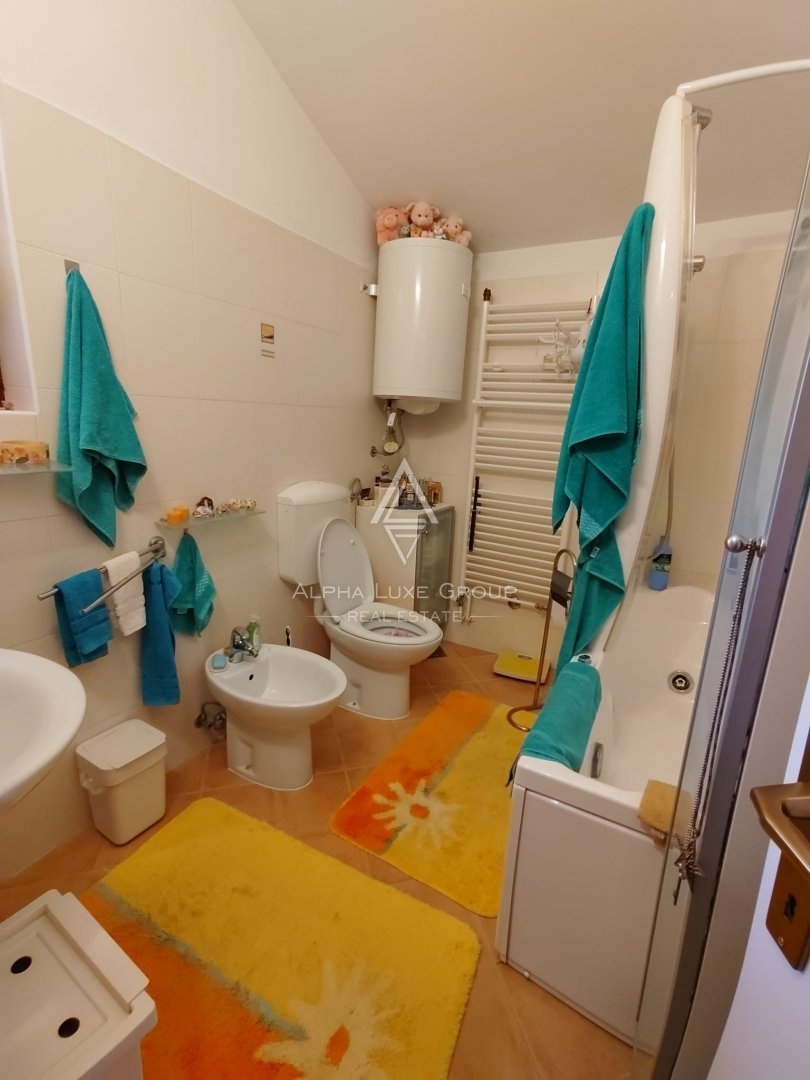 Poreč - Eleganten samostojen dom z dvema stanovanjema