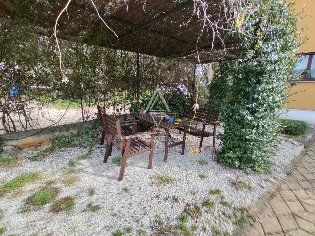 Poreč - Eleganten samostojen dom z dvema stanovanjema