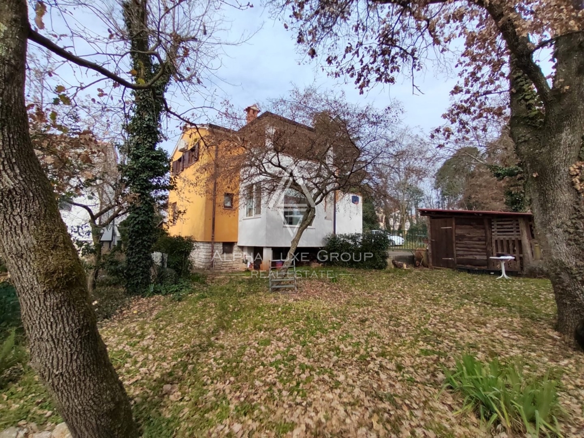 Poreč - Eleganten samostojen dom z dvema stanovanjema