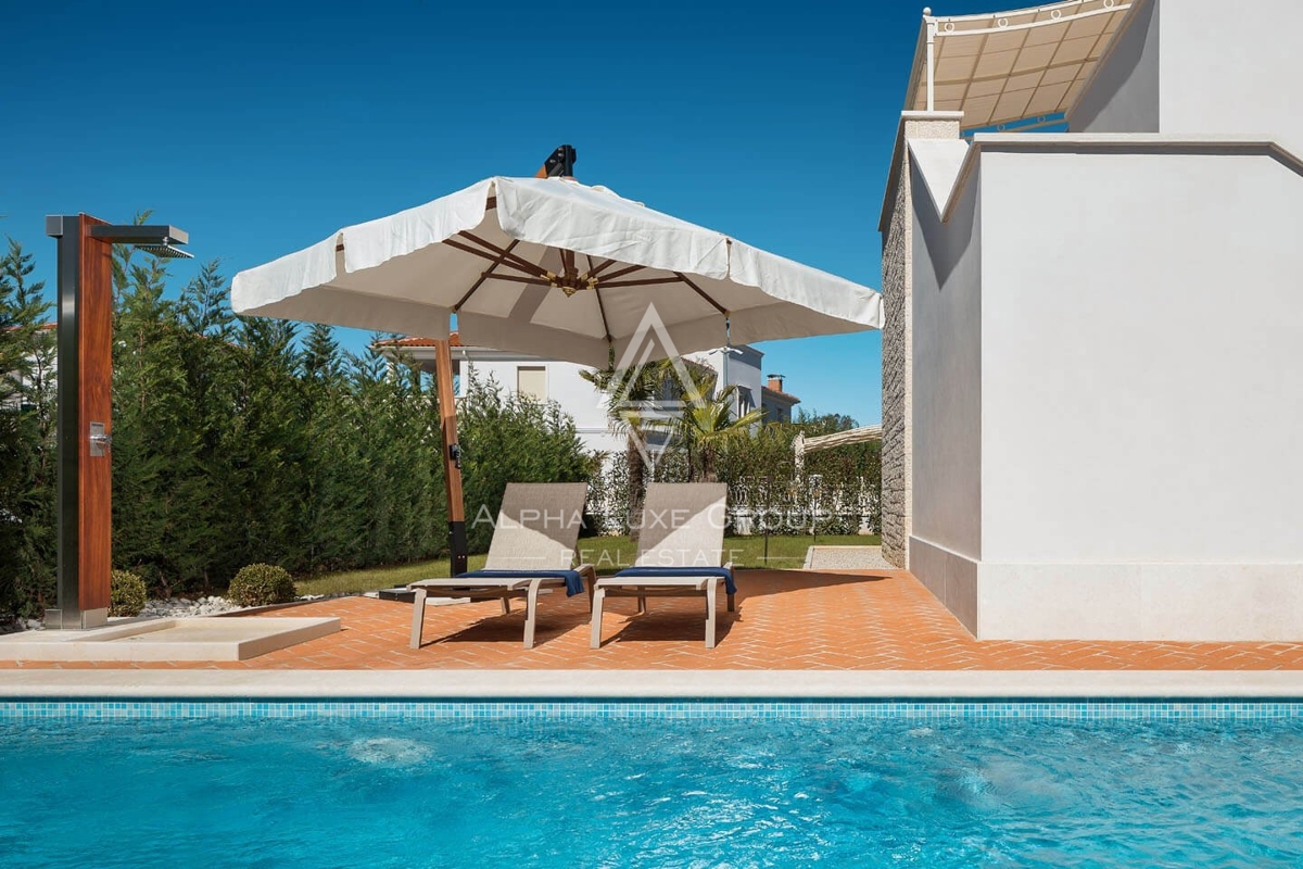 Razkošna vila v Poreču: Zatočišče elegance s panoramskim razgledom na morje