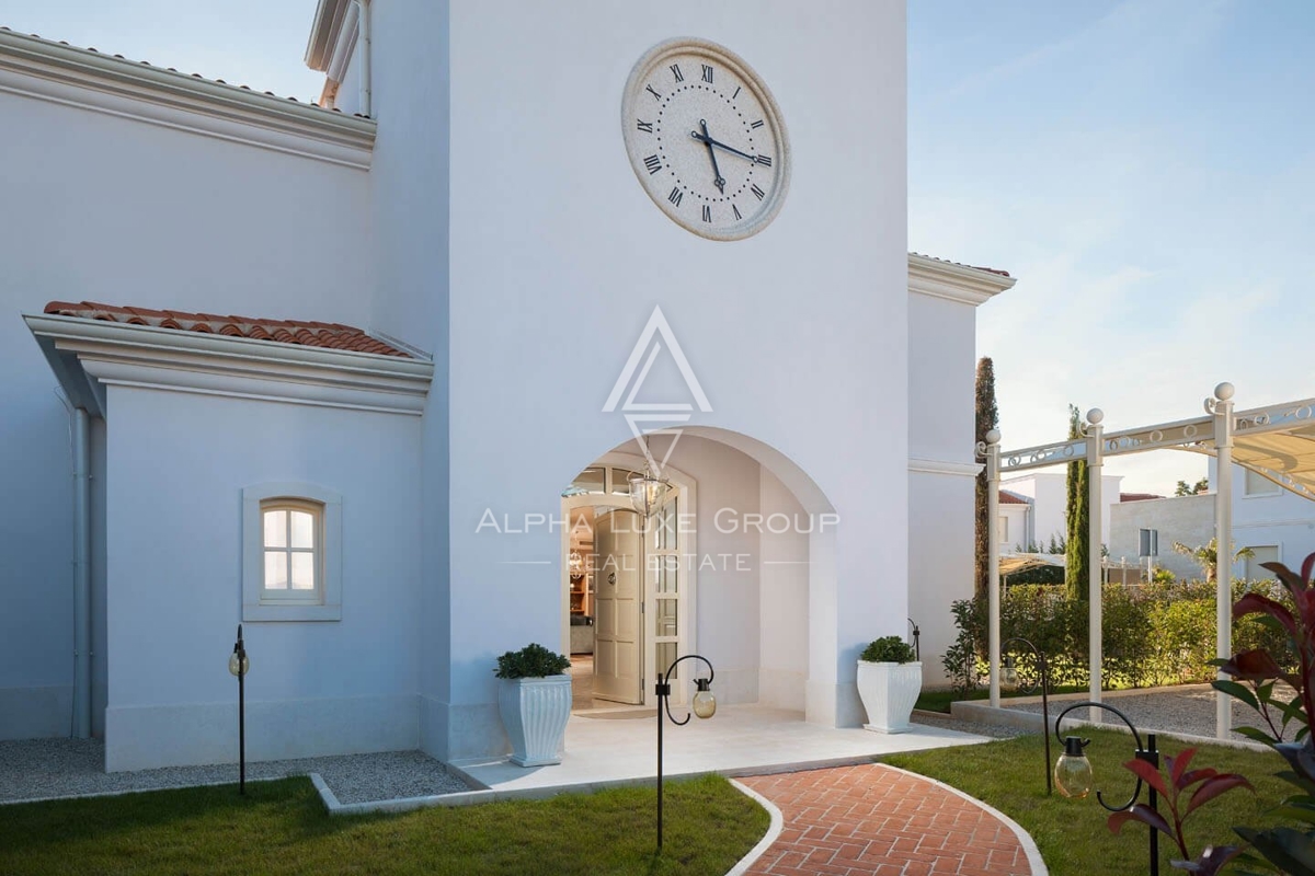 Razkošna vila v Poreču: Zatočišče elegance s panoramskim razgledom na morje