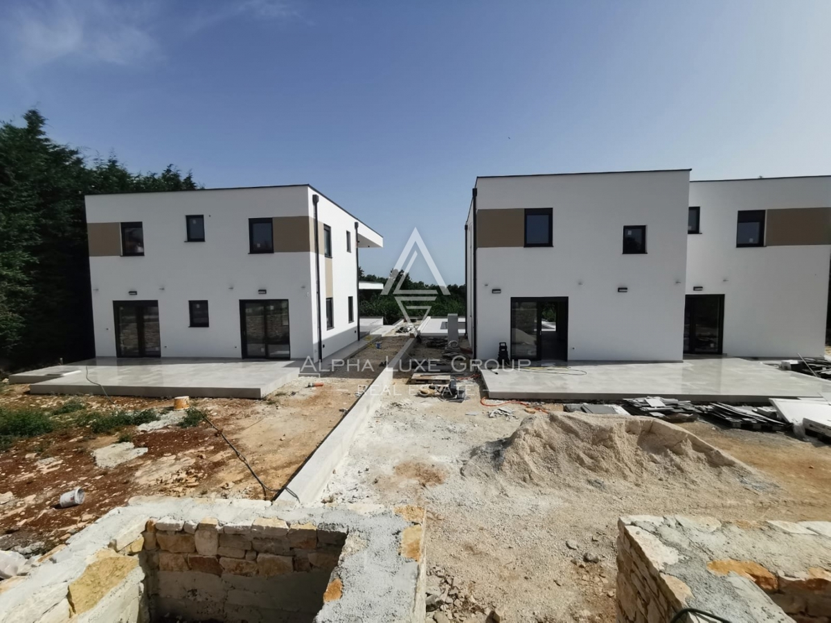 Svetvinčenat, Smoljanci - Na novo zgrajena moderna vila z bazenom naprodaj