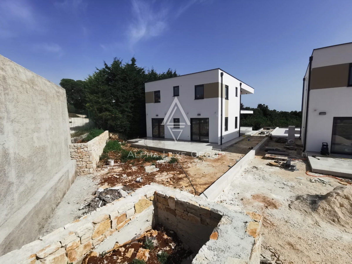 Svetvinčenat, Smoljanci - Na novo zgrajena moderna vila z bazenom naprodaj