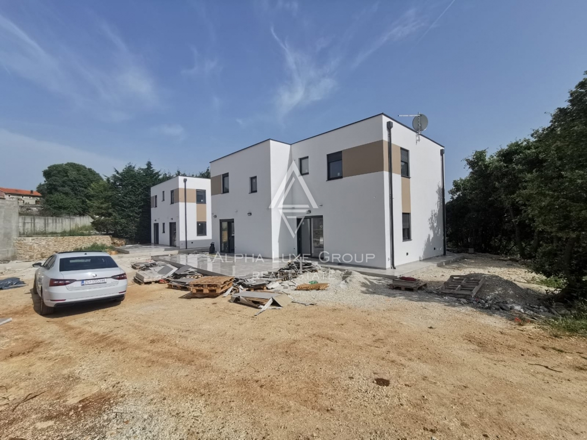 Svetvinčenat, Smoljanci - Na novo zgrajena moderna vila z bazenom naprodaj
