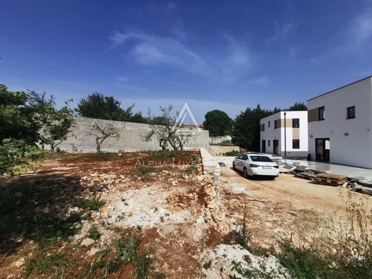 Svetvinčenat, Smoljanci - Na novo zgrajena moderna vila z bazenom naprodaj