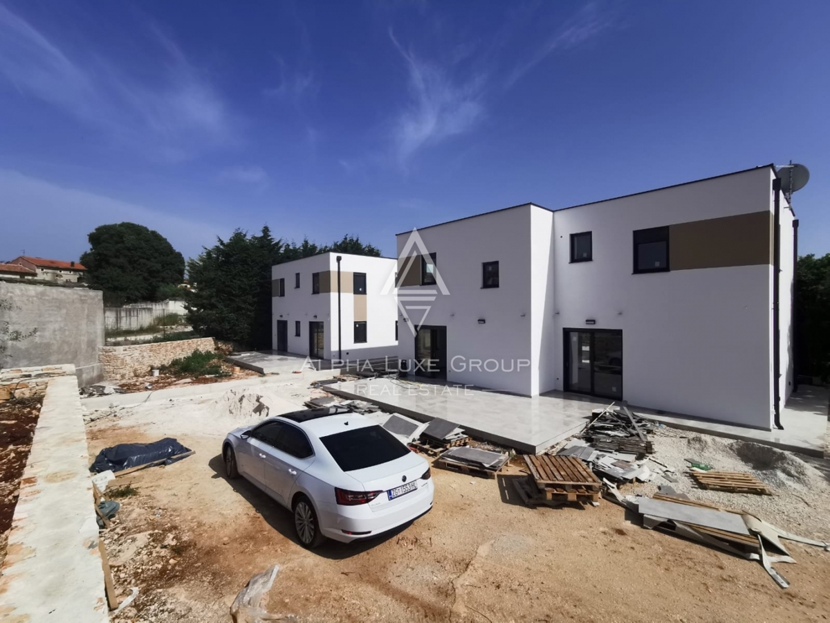 Svetvinčenat, Smoljanci - Na novo zgrajena moderna vila z bazenom naprodaj