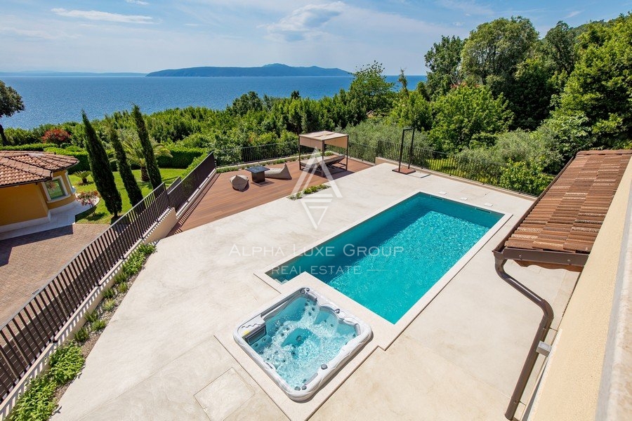 Nova vila z bazenom na pečini, prva vrsta do morja, Istra, Opatija
