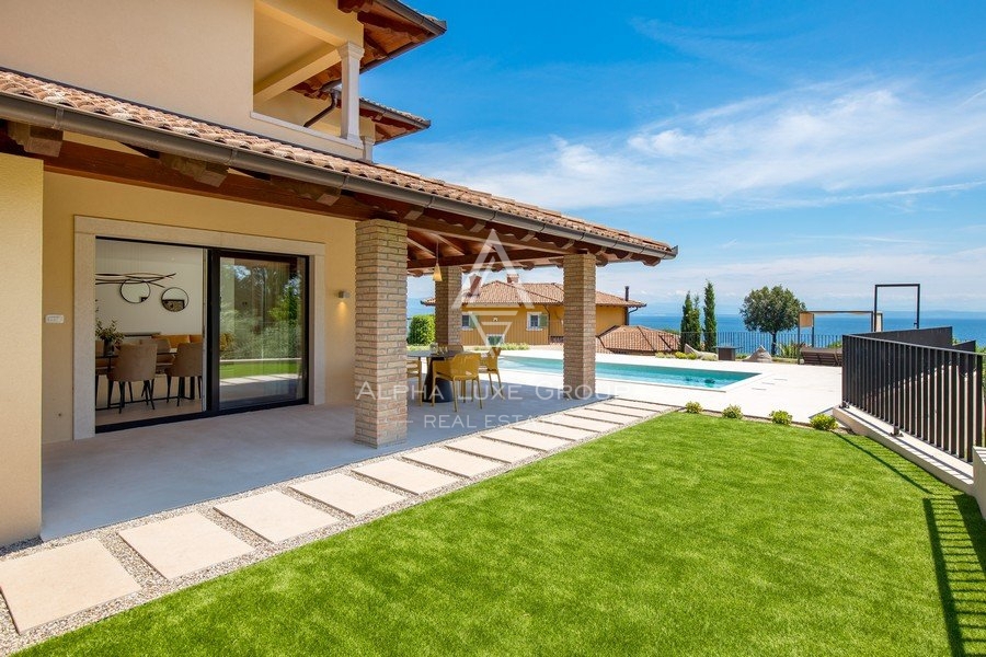 Nova vila z bazenom na pečini, prva vrsta do morja, Istra, Opatija