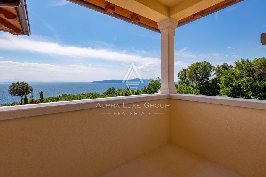 Nova vila z bazenom na pečini, prva vrsta do morja, Istra, Opatija