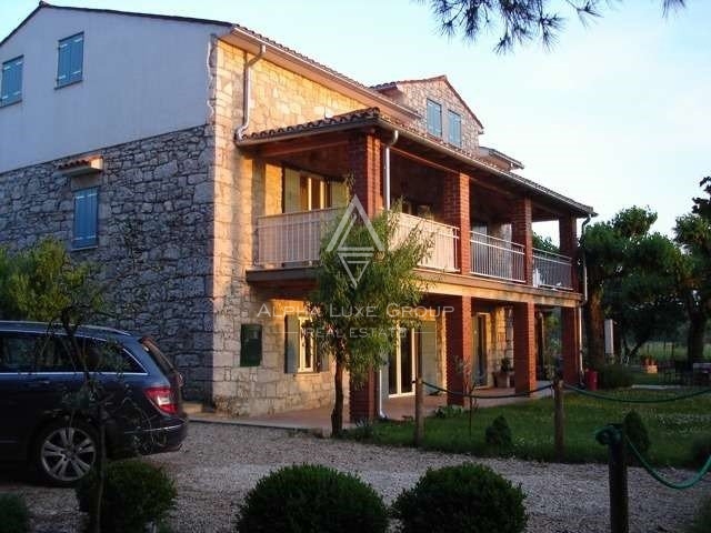 Čudovita kamnita vila na prostorni parceli z lastnim vinogradom, Poreč, ISTRA
