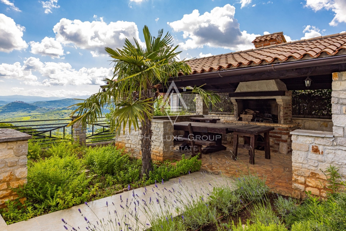 Ekskluzivno v agenciji ALPHA LUXE GROUP - Čudovita rustikalna vila s panoramskim pogledom na istrsko pokrajino in mesto Motovun