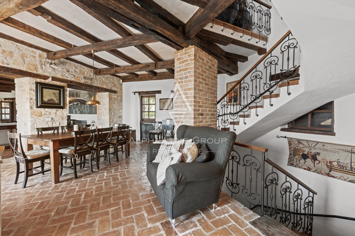 Ekskluzivno v agenciji ALPHA LUXE GROUP - Čudovita rustikalna vila s panoramskim pogledom na istrsko pokrajino in mesto Motovun
