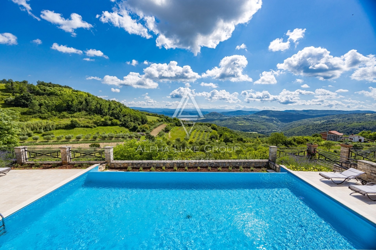 Ekskluzivno v agenciji ALPHA LUXE GROUP - Čudovita rustikalna vila s panoramskim pogledom na istrsko pokrajino in mesto Motovun