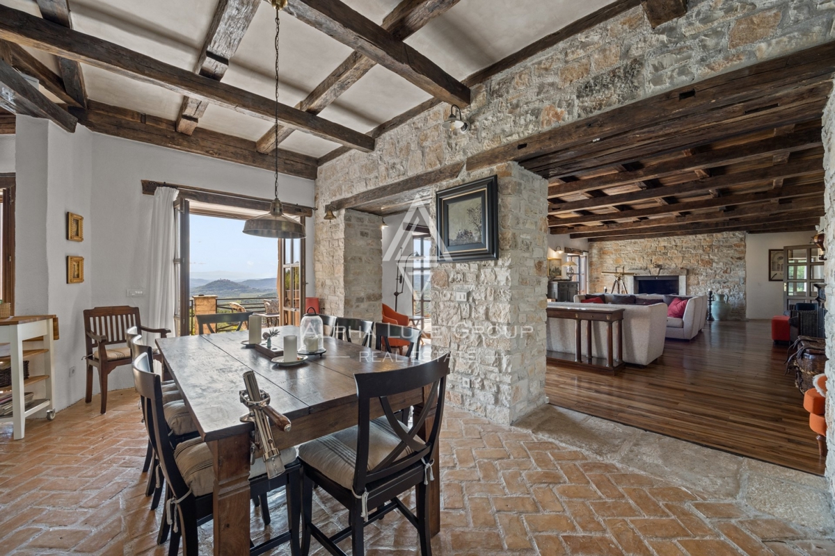 Ekskluzivno v agenciji ALPHA LUXE GROUP - Čudovita rustikalna vila s panoramskim pogledom na istrsko pokrajino in mesto Motovun