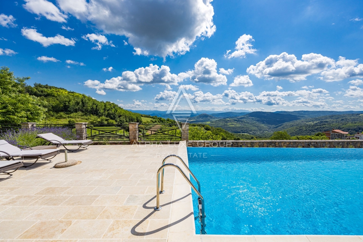 Ekskluzivno v agenciji ALPHA LUXE GROUP - Čudovita rustikalna vila s panoramskim pogledom na istrsko pokrajino in mesto Motovun